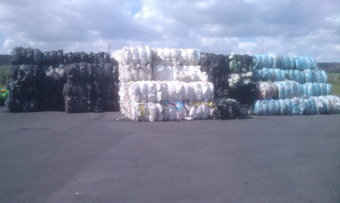 Recyclage : Stockage de film de FAU en attente de recyclage